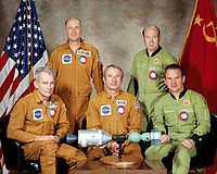 Участники программы «Союз-Аполлон». Стоят (слева направо): Томас Стаффорд, Алексей Леонов. Сидят (слева направо): Дональд Слейтон, Вэнс Бранд, Валерий Кубасов.