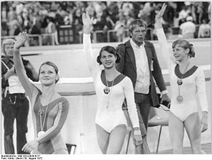 Bundesarchiv Bild 183-L0830-0217, XX. Olympiade, DDR-Turnerinnen, Karin Janz, Silbermedaille.jpg