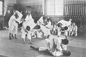 Тренировка дзюдзюцу в сельскохозяйственной школе в Японии в 1920-х годах.